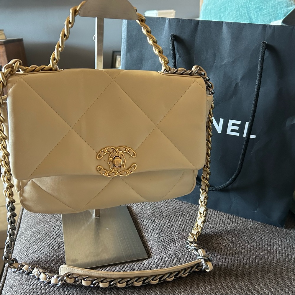 Chanel Quilted Lambskin Chanel 19 Flap crossbody handbag - Picture 2 of 12